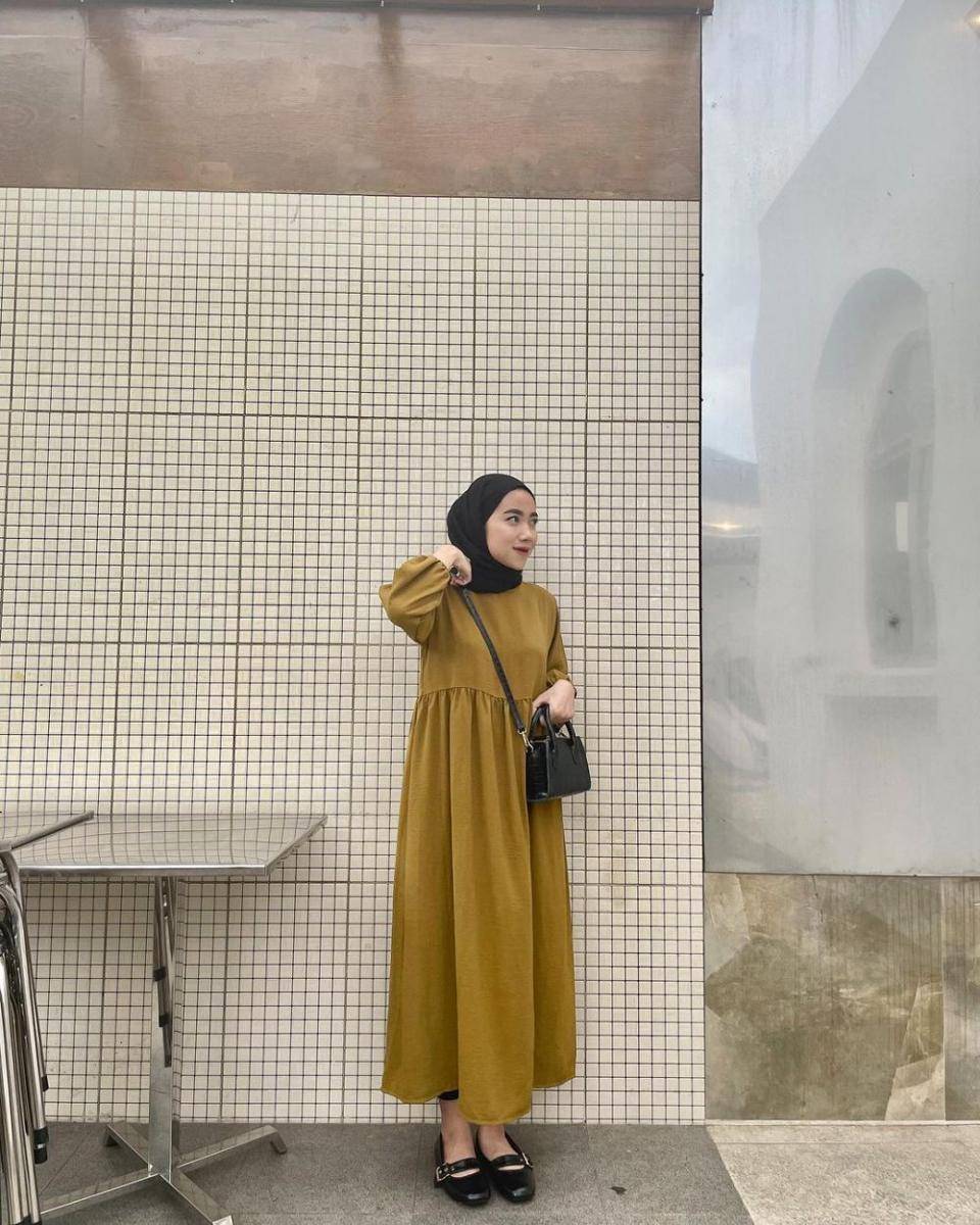 inspirasi outfit dress ala Dela Ayu (instagram.com/delaaayuu)