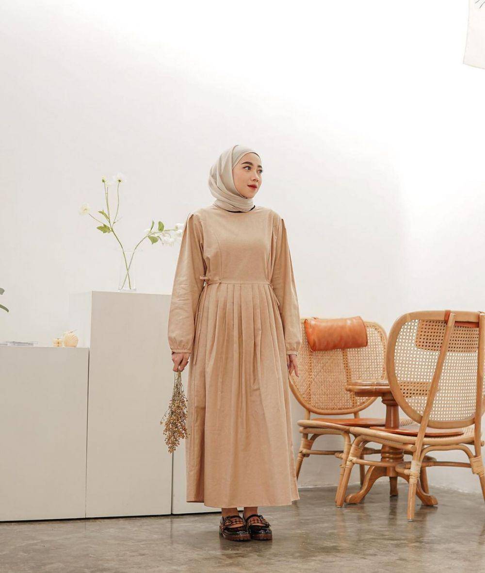 inspirasi outfit dress ala Dela Ayu (instagram.com/delaaayuu)