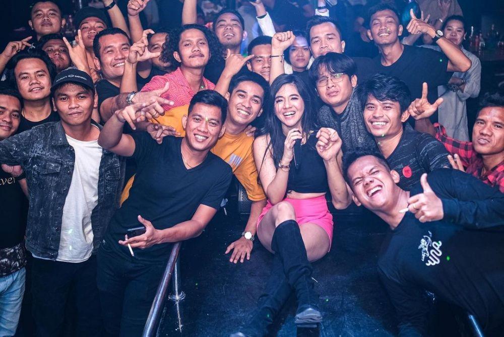 10 Potret DJ Una Wefie Bareng Penonton, Sampai Dipegang-Pegang