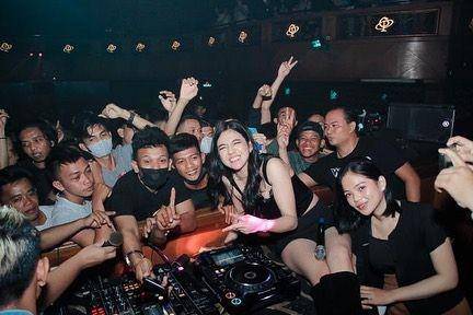 DJ Una (instagram.com/putriuna)