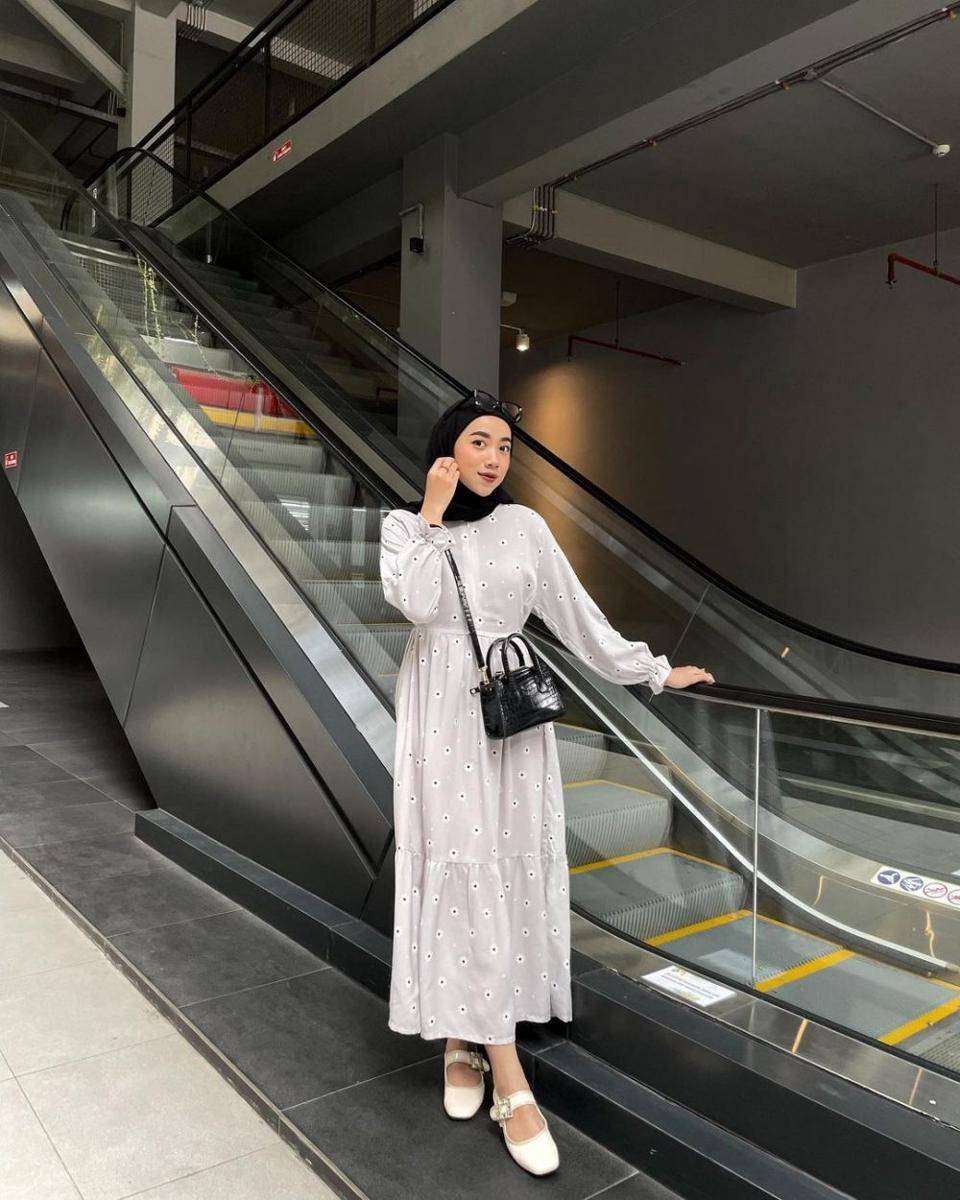 inspirasi outfit dress ala Dela Ayu (instagram.com/delaaayuu)