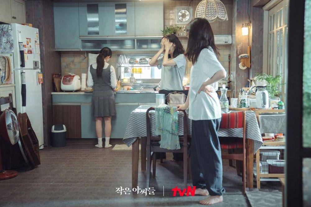 Kim Go Eun (Oh In Joo), Nam Ji Hyun (Oh In Kyung), dan Park Ji Hoo (Oh In Hye) di drama Korea Little Women (instagram.com/tvn_drama)