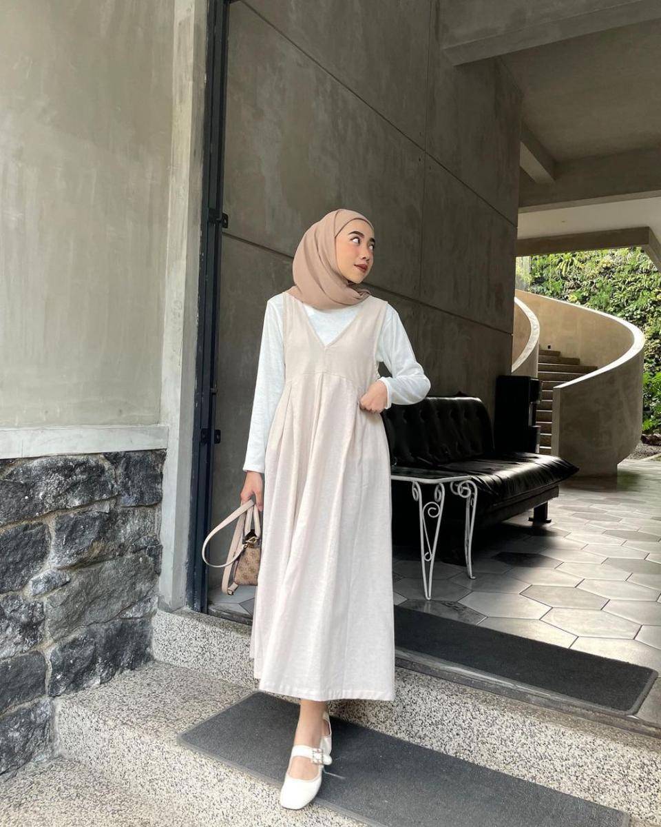 inspirasi outfit dress ala Dela Ayu (instagram.com/delaaayuu)