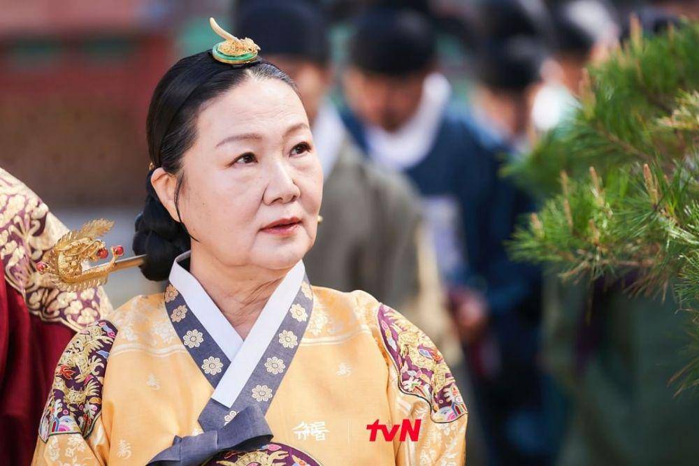 Kim Hae Sook di drakor The Queen's Umbrella. (instagram.com/tvn_drama)