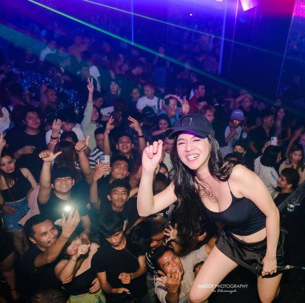 DJ Una (@tiofebriansyaah via instagram.com/putriuna)