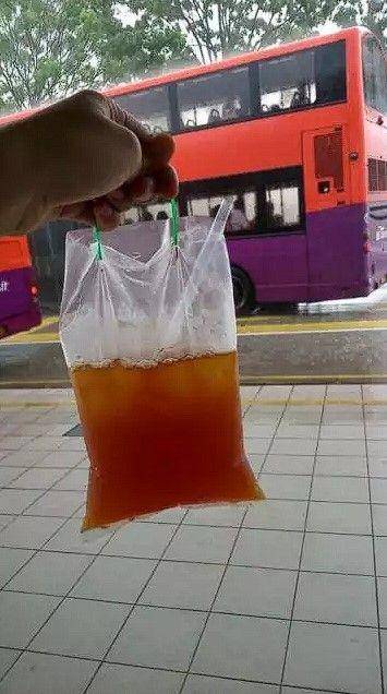 minum es di plastik kocak (instagram.com/lelucon.seru)