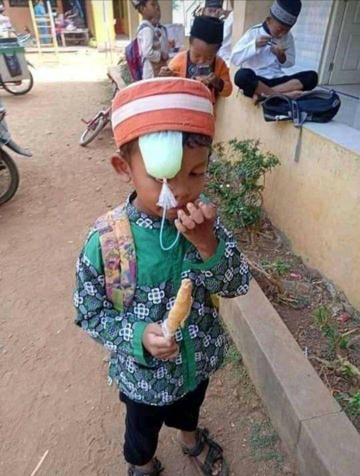 minum es di plastik kocak (twitter.com/anditanf_)