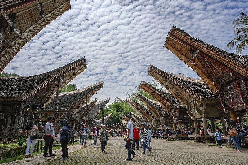 Rumah Adat Toraja (commons.wikimedia.org)