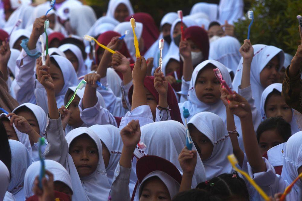 Anak-anak di Luwu Utara Diajari Menyikat Gigi dengan Benar