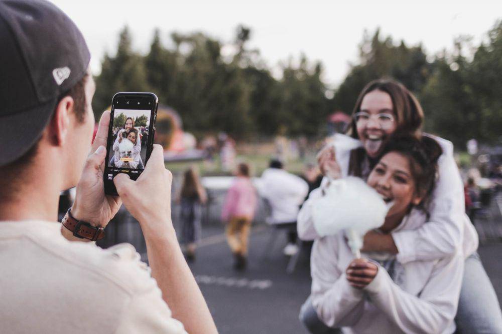 ilustrasi berfoto bersama (unsplash.com/Connor Olson)