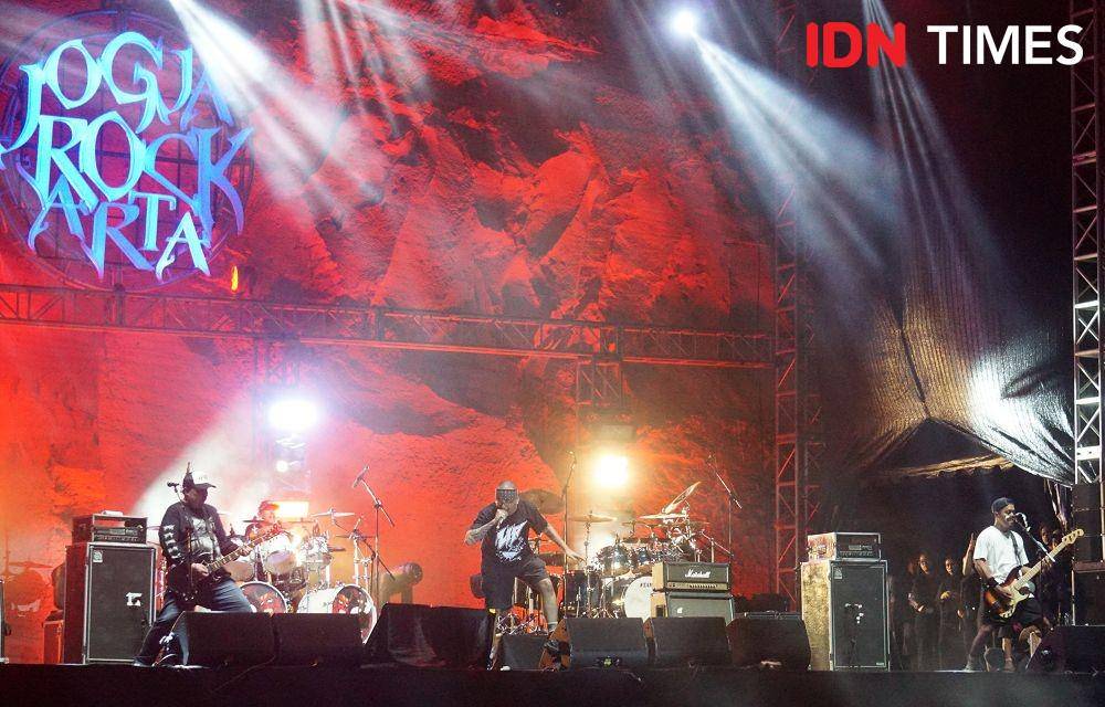 Penampilan Seringai dalam acara JogjaROCKarta, di Tebing Breksi, Minggu (25/9/2022). (IDN Times/Herlambang Jati Kusumo).