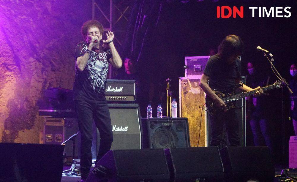 Penampilan God Bless dalam acara JogjaROCKarta, di Tebing Breksi, Minggu (25/9/2022). (IDN Times/Herlambang Jati Kusumo).