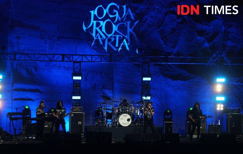Penampilan God Bless dalam acara JogjaROCKarta, di Tebing Breksi, Minggu (25/9/2022). (IDN Times/Herlambang Jati Kusumo).