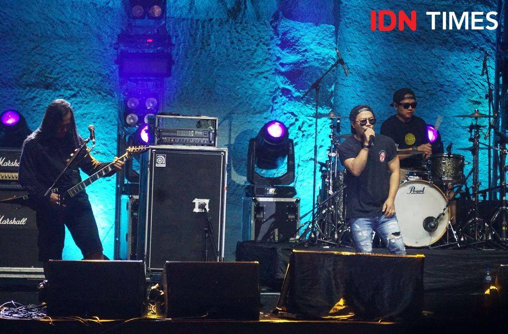Penampilan Jamrud dalam acara JogjaROCKarta, di Tebing Breksi, Minggu (25/9/2022). (IDN Times/Herlambang Jati Kusumo).