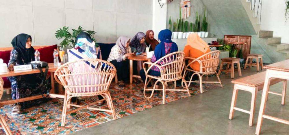 Sejumlah pelanggan sedang menikmati aneka menu yang disediakan di Bonum Coffee Mataram, Kota Mataram, Selasa (1/2/2022). (Dewi/Lombok Post)