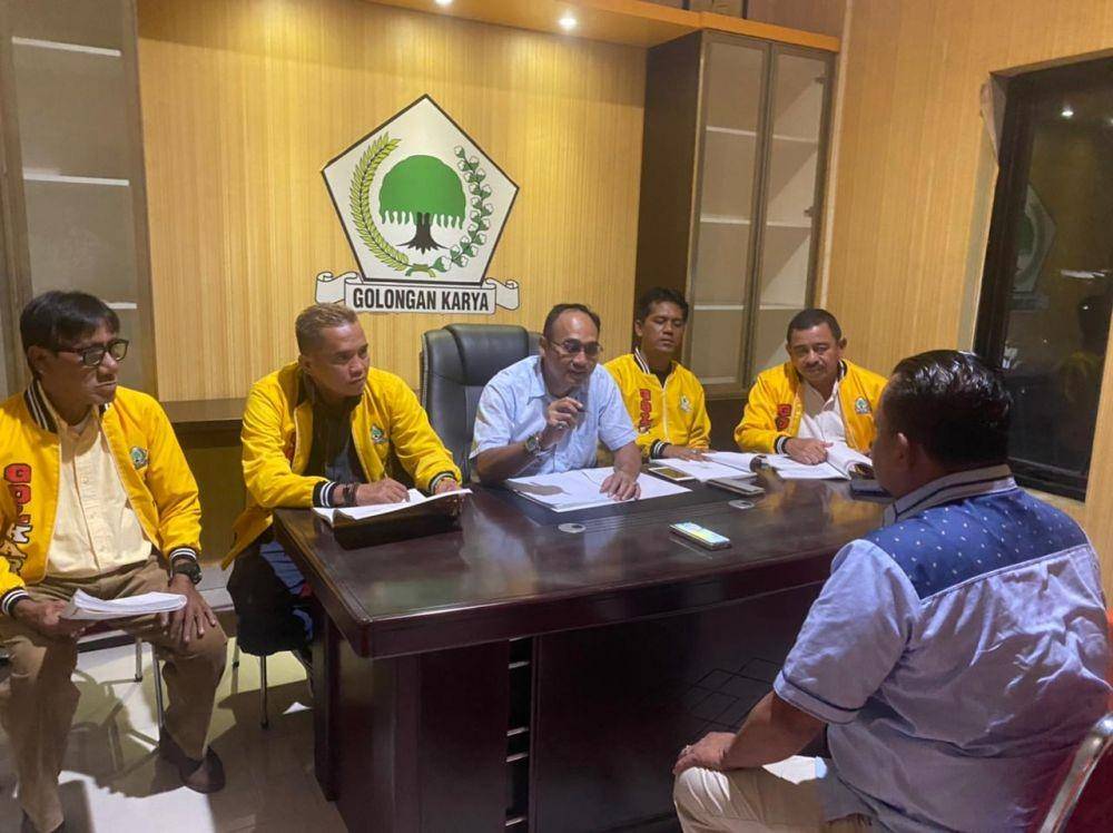 Timsus DPP Partai Golkar Kota Depok saat dimintai keterangan kepada Tajudin di kantor DPD Partai Golkar Kota Depok. (Istimewa)