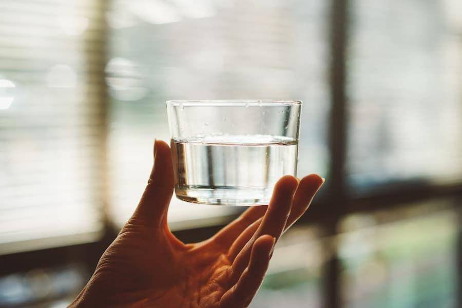 ilustrasi air demineral (unsplash.com/Manki Kim)