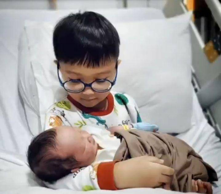 potret Grey dan Gio (instagram.com/grevi_tan)