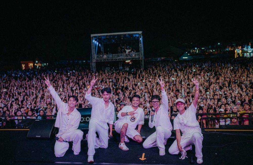 keseruan boyband SMASH saat manggung (instagram.com/rafaell_16)