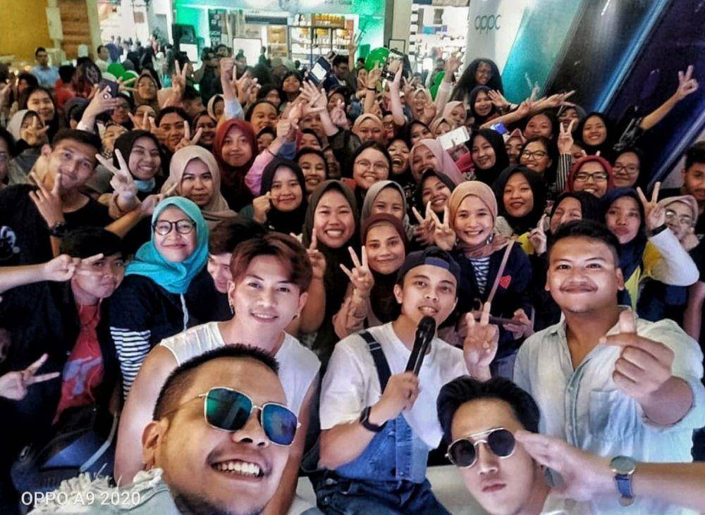 keseruan boyband SMASH saat manggung (instagram.com/dickyprasetya_)