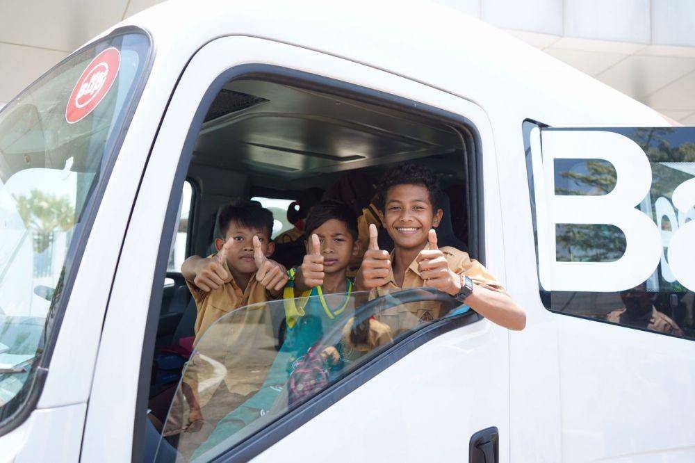 Berangkat sekolah bersama-sama teman dengan Bajes (Dok. Pemkab Kediri)
