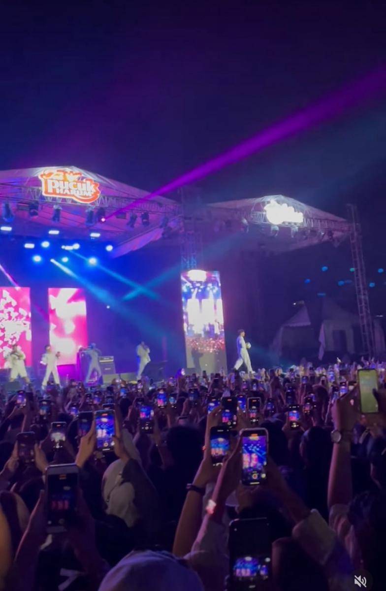 keseruan boyband SMASH saat manggung (instagram.com/rafaell_16)
