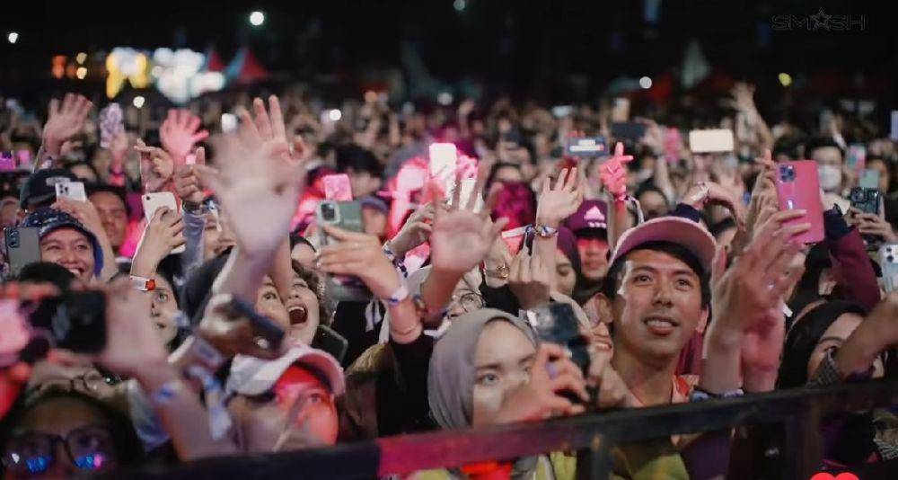keseruan boyband SMASH saat manggung (instagram.com/smash_ina)