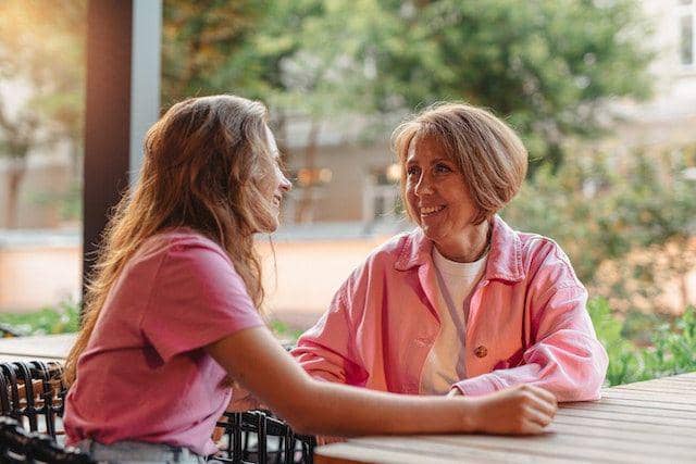 ilustrasi mengobrol (pexels.com/SHVETS)