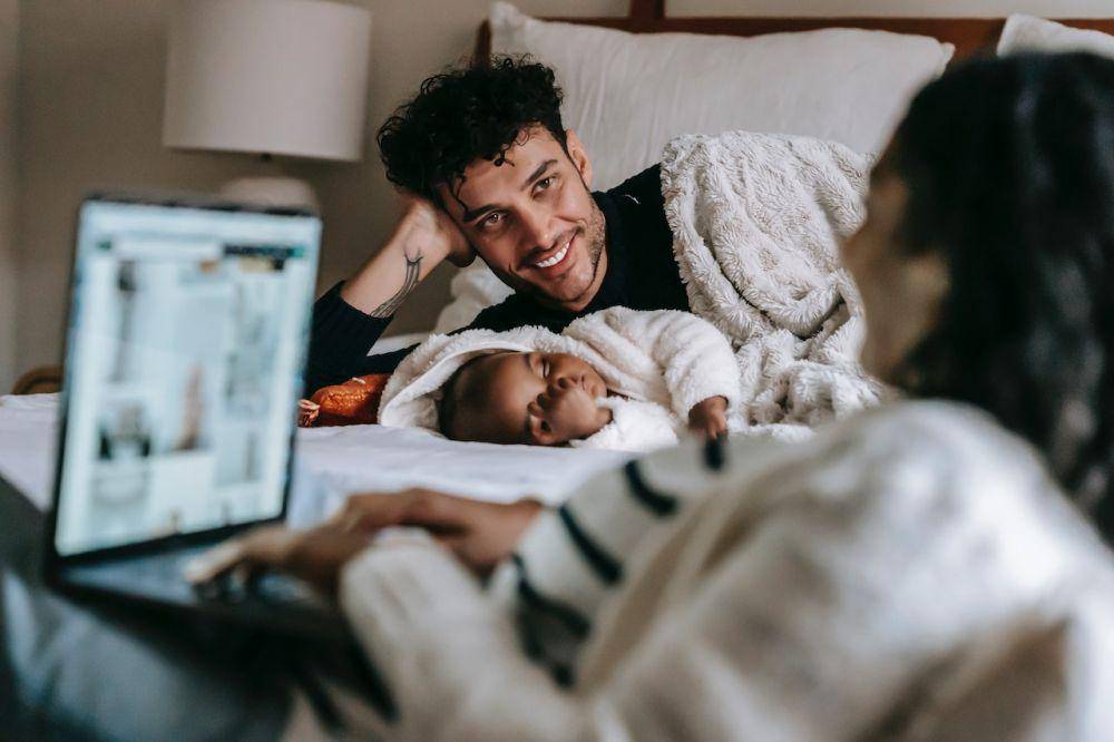 ilustrasi suami mejaga bayi (pexels.com/William Fortunato)