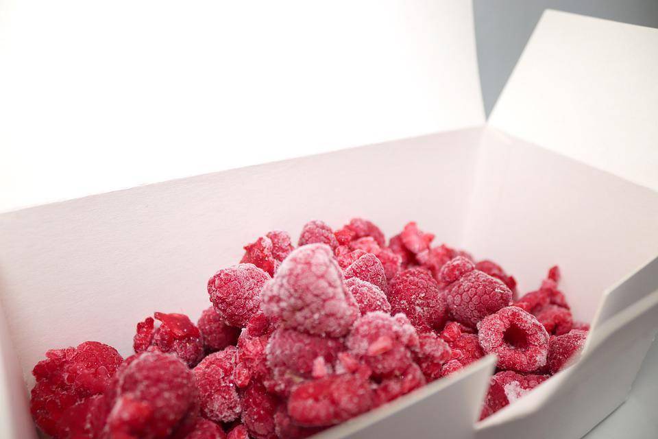 ilustrasi raspberi beku dalam kotak (pixabay.com/Jana)