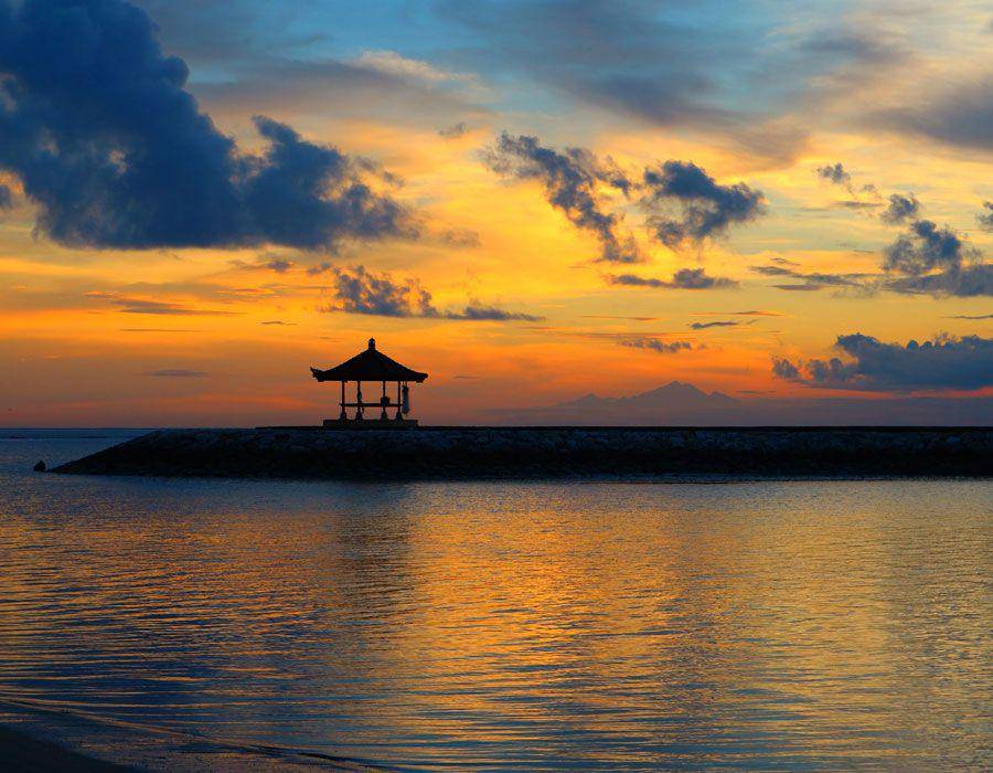 Suasana sunrise di Pantai Sanur. (unsplash.com/Chema Photo)