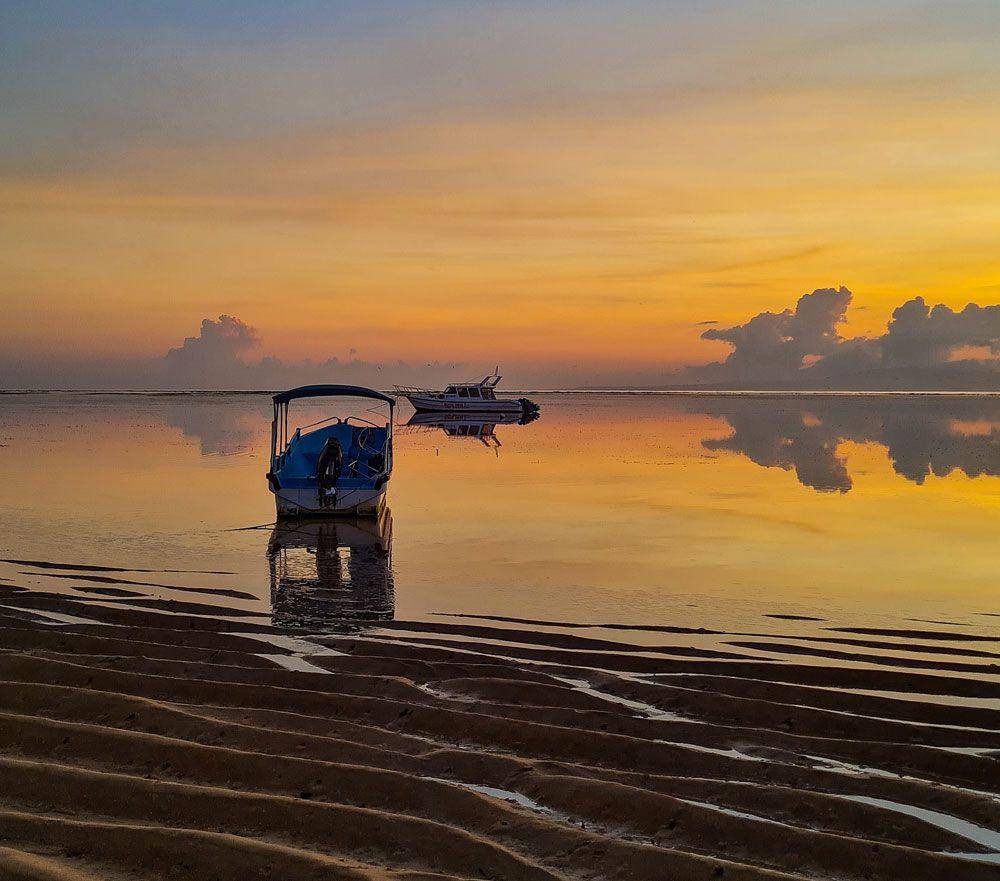 Suasana sunrise di Pantai Sanur. (unsplash.com/Dyah Arum)
