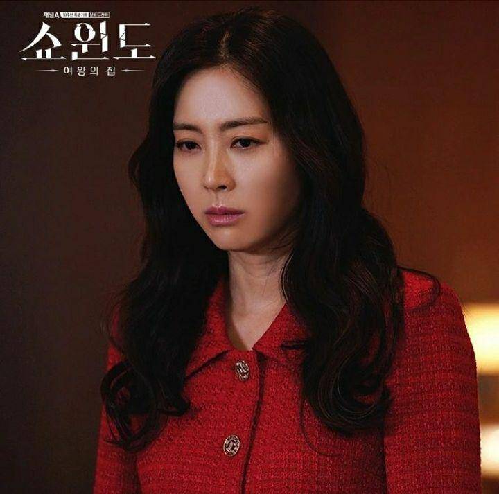 Song Yoon Ah di Show Window: The Queen's House (instagram.com/channela_drama)