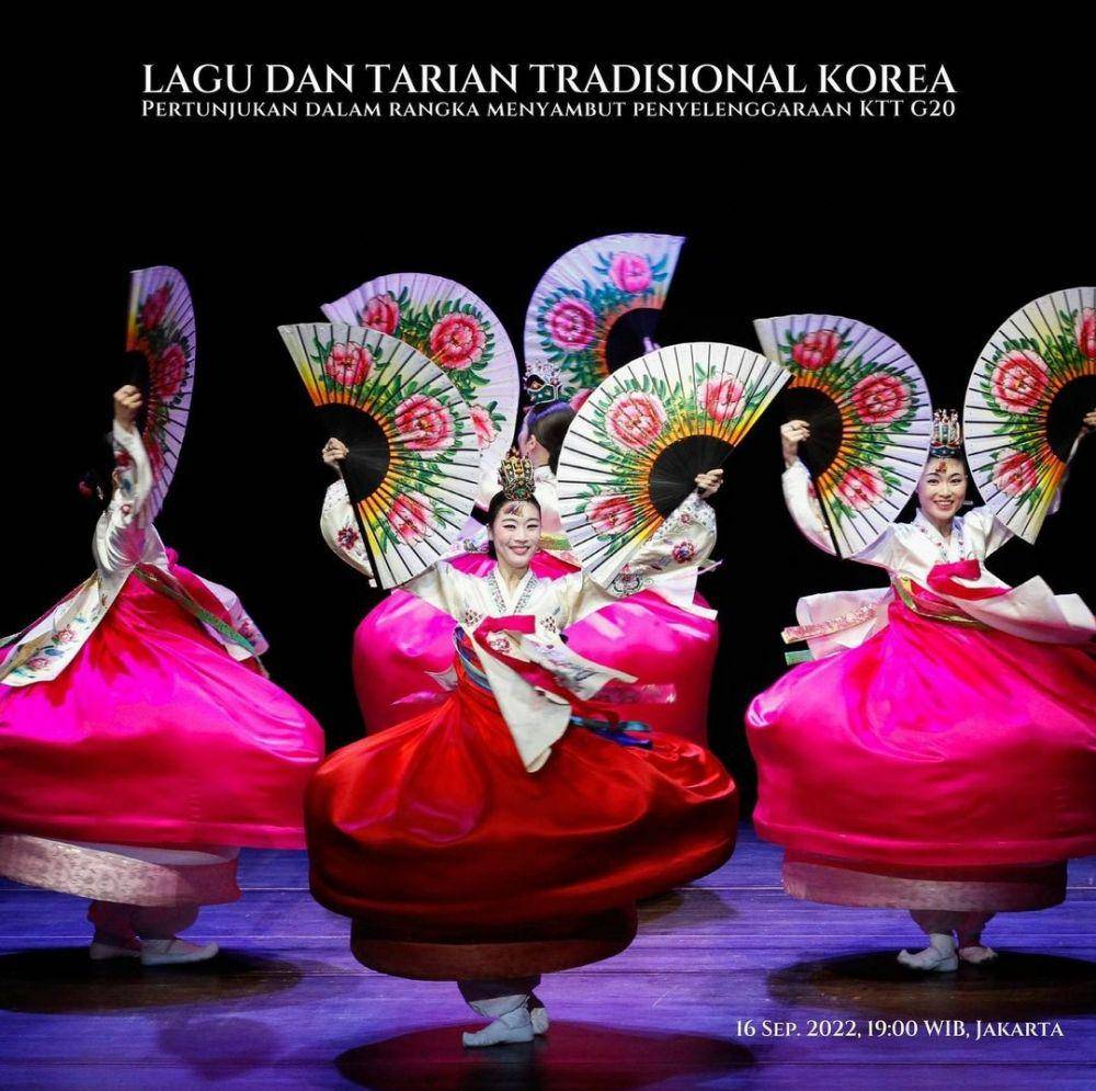 potret performance Lagu dan Tarian Tradisional Korea (instagram.com/kcc.id)