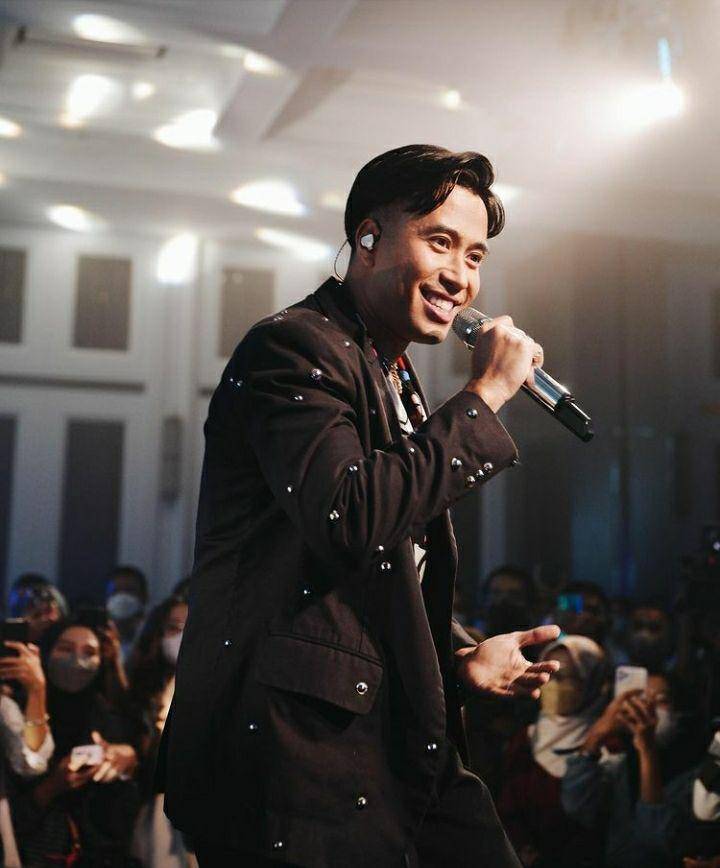 Potret Vidi Aldiano saat nyanyi (Instagram.com/vidialdiano)