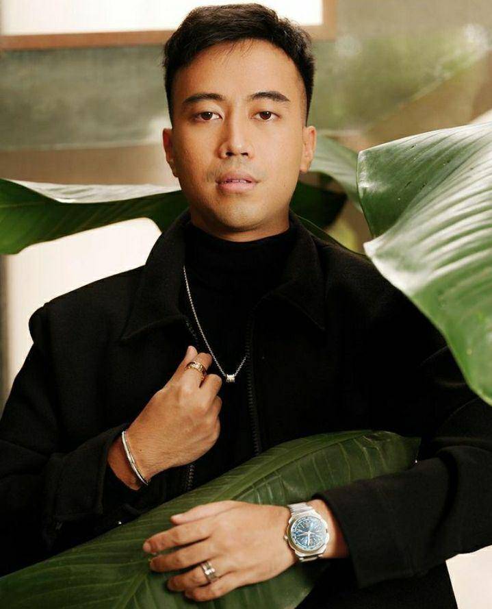 Potret Vidi Aldiano dengan kostum mamba (Instagram.com/vidialdiano)