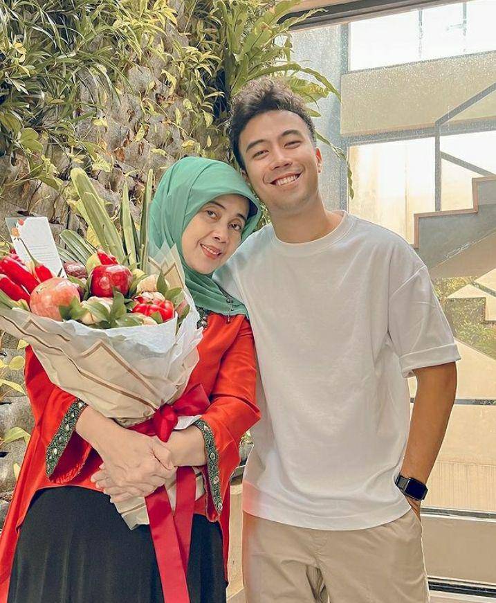 Potret Vidi Aldiano bersama ibu (Instagram.com/vidialdiano)