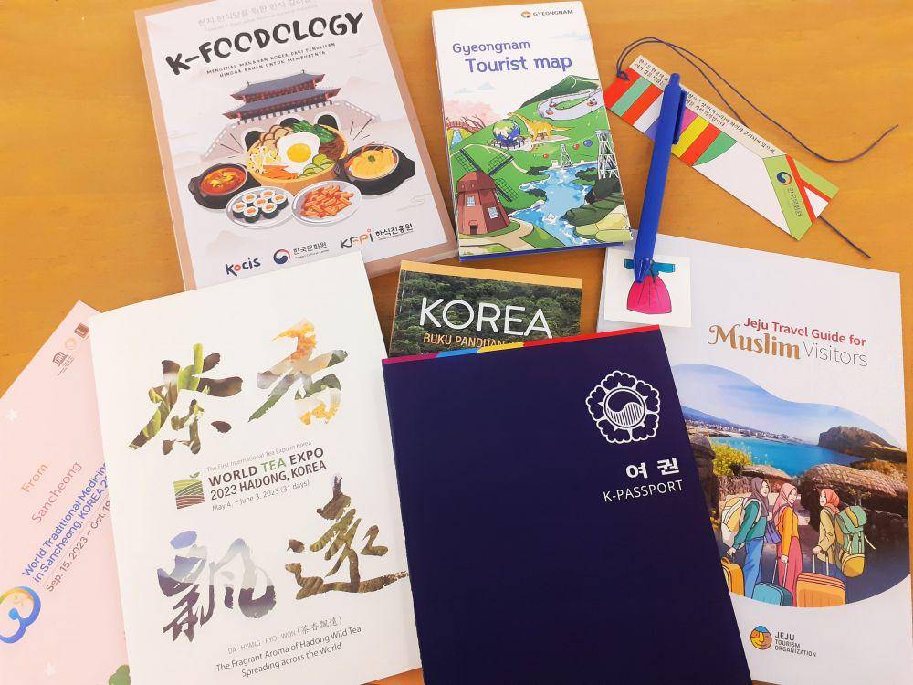 potret K-Passport dan Brosur Wisata di Korea (dok. Pribadi/Khatin Riyanti)