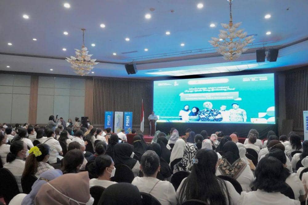 Perempuan Ultra Mikro PNM atau yang lebih dikenal sebagai Nasabah PNM Mekaar ini menghadiri Pelatihan NIB yang digelar di digelar di Ballroom Hotel Aryaduta Manado, Sulawesi Utara, Sabtu (24/09). (Dok. PNM)