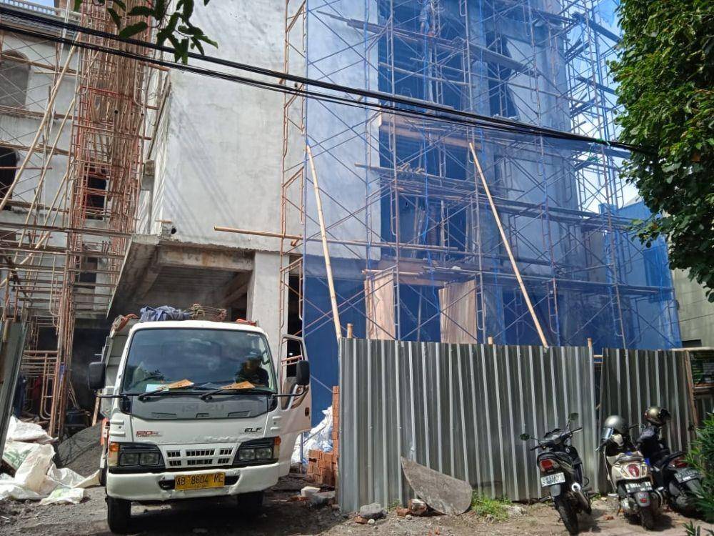 Proses pembangunan proyek gedung di Jalan Gayam Yogyakarta yang diperiksa oleh KPK, Senin (26/9/2022)/Jogja Corruption Watch