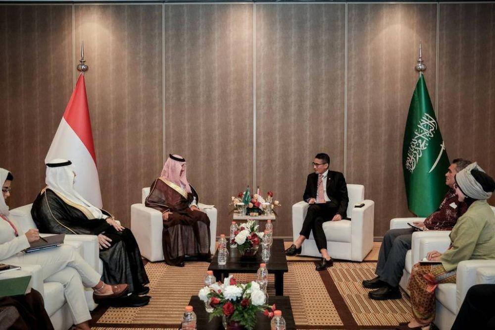 Menteri Pariwisata dan Ekonomi Kreatif (Menparekraf), Sandiaga Salahuddin Uno bertemu dengan Menteri Pariwisata, Kerajaan Arab Saudi (KSA) Ahmed Aqeel AlKhateeb di Bali, Senin (26/9/2022). (dok. Kemenparekraf)