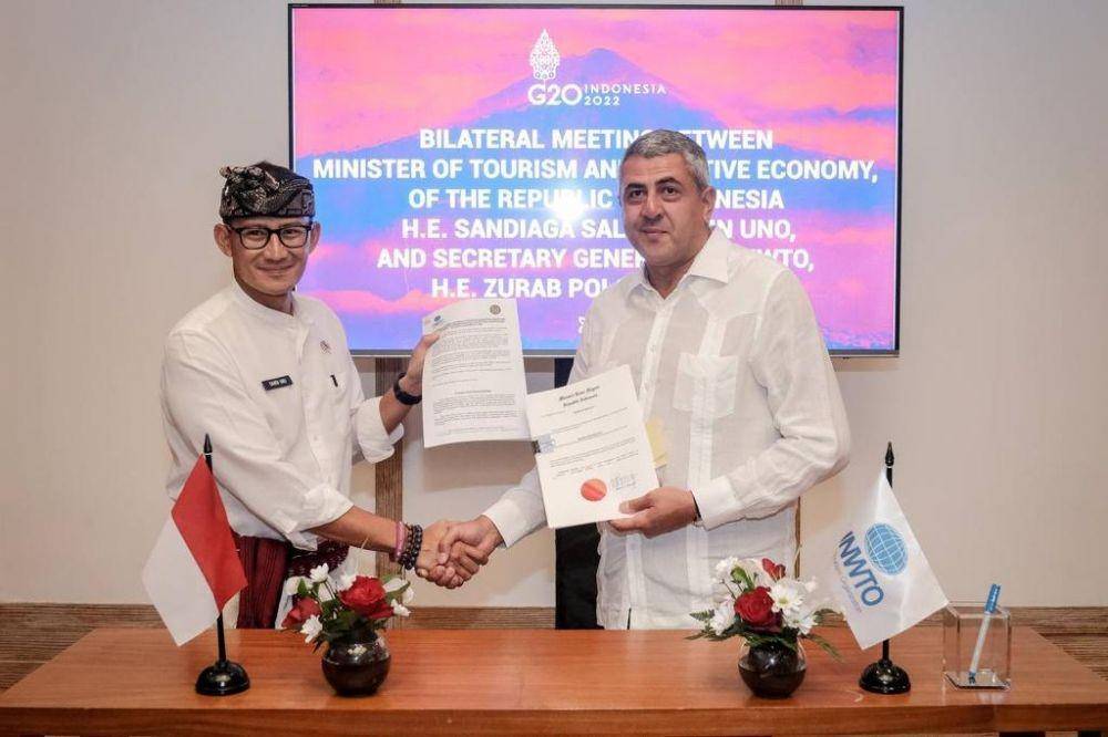 Menteri Pariwisata dan Ekonomi Kreatif (Menparekraf), Sandiaga Salahuddin Uno bertemu dengan Sekretaris Jenderal UNWTO, Zurab Pololikashvili di Bali, Minggu (25/9/2022). (dok. Kemenparekraf)