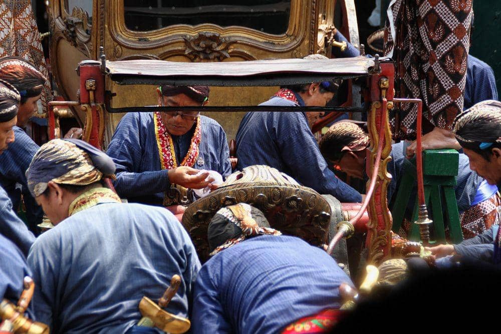 Upacara Adat Jamasan Kereta Pusaka (gudeg.net)