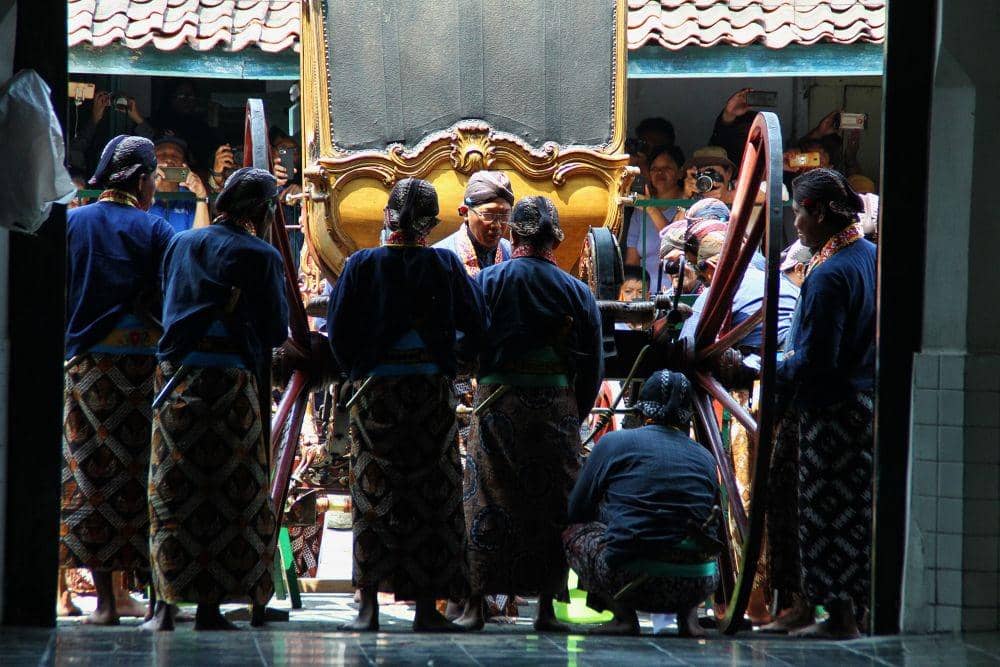 Upacara Adat Jamasan Kereta Pusaka (gudeg.net)