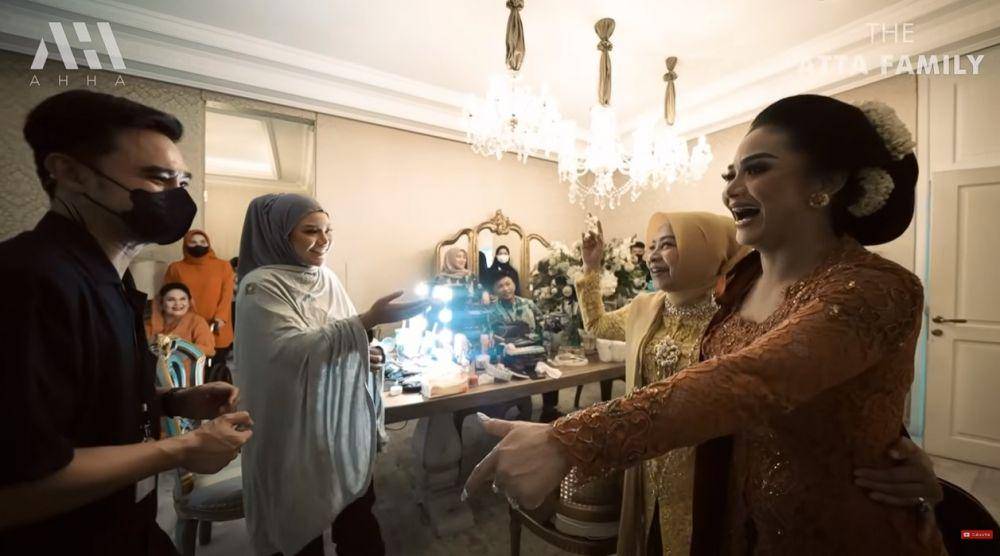 Krisdayanti dan ibunda Anang (YouTube.com/Atta Halilintar)