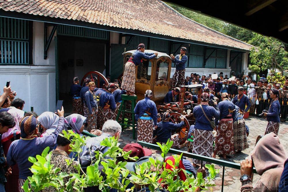 Hal-hal yang Perlu Diketahui Dalam Upacara Adat Jamasan Kereta Pusaka