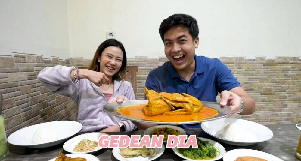Jessica Jane dan Jerome mukbang nasi padang. (youtube.com/Jessica Jane)