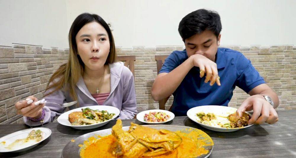 Jessica Jane dan Jerome mukbang nasi padang. (youtube.com/Jessica Jane)