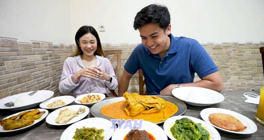 Jessica Jane dan Jerome mukbang nasi padang. (youtube.com/Jessica Jane)