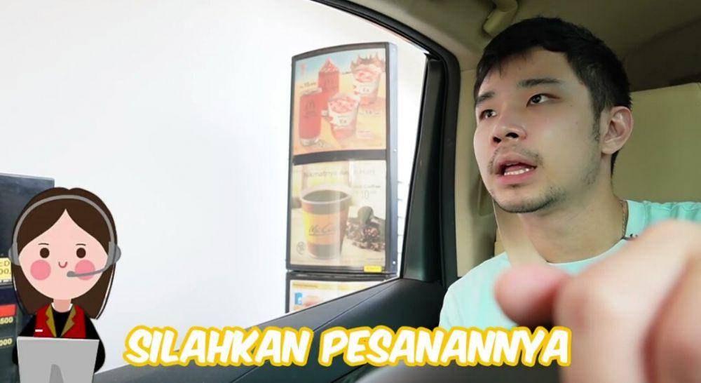 Jess No Limit dan Sisca Kohl drive-thru diatur kasir. (youtube.com/Jess No Limit)